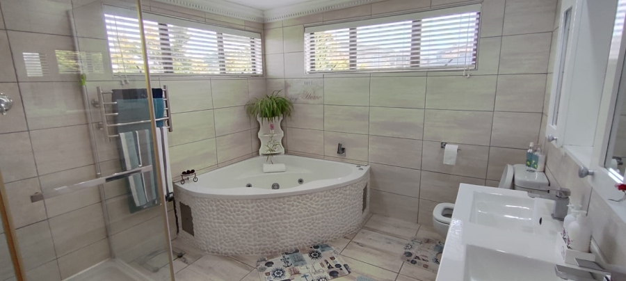 4 Bedroom Property for Sale in Stilbaai Wes Western Cape